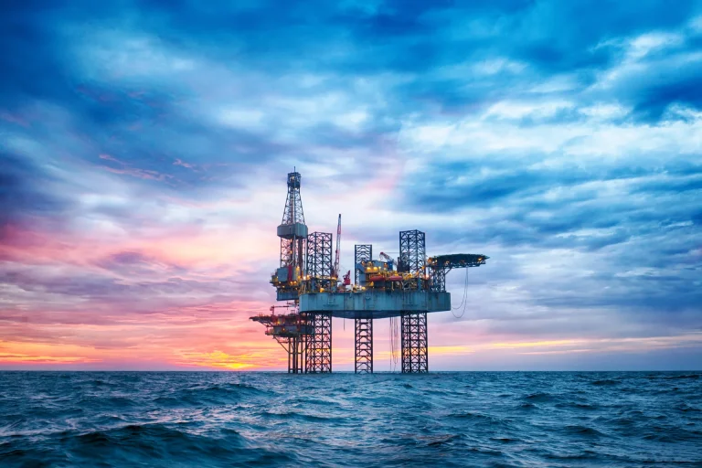 Offshore-Bohrinsel im Meer bei Sonnenuntergang