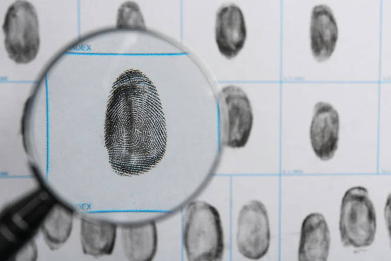 Lupe über einem Fingerabdruck auf einer Fingerabdruckkarte