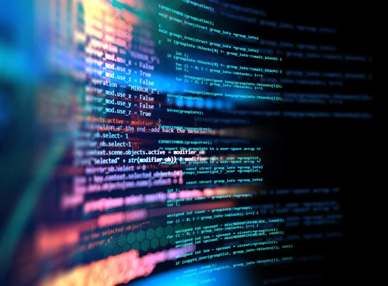 Farbig leuchtender Programmcode auf einem schwarzen Bildschirm