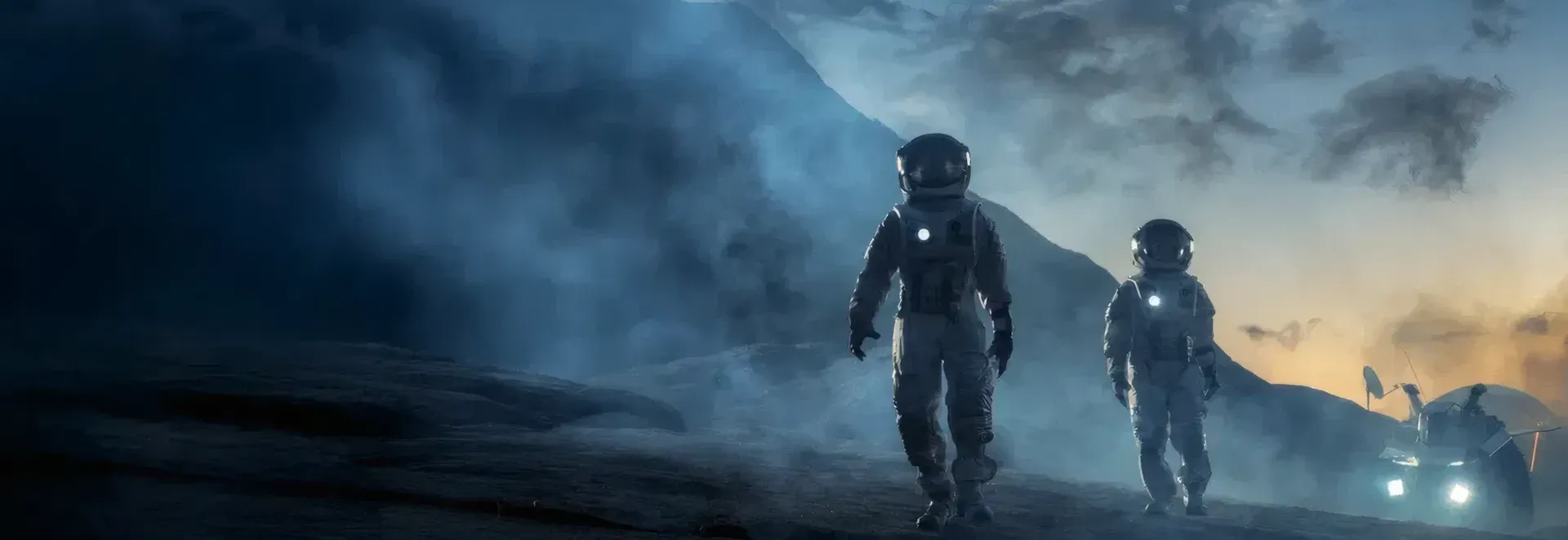 Zwei Astronauten in Raumanzügen gehen in der Dämmerung über eine neblige Planetenoberfläche, im Hintergrund ein beleuchtetes Fahrzeug